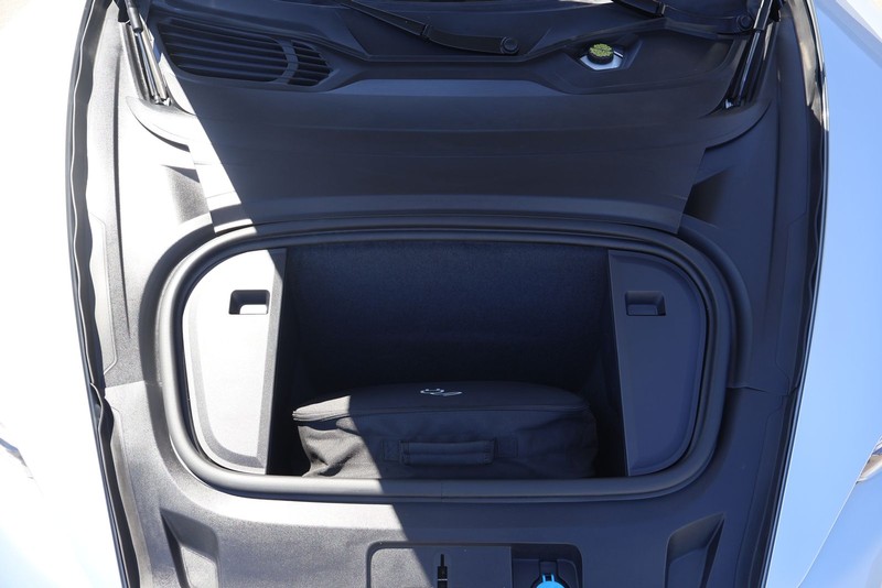 Porsche Taycan Vehicle Full-screen Gallery Image 13