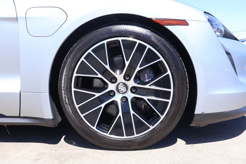 Porsche Taycan Vehicle Full-screen Gallery Image 14