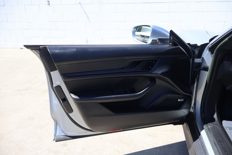 Porsche Taycan Vehicle Full-screen Gallery Image 15