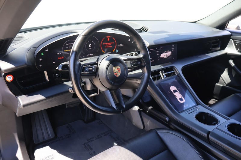 Porsche Taycan Vehicle Full-screen Gallery Image 16