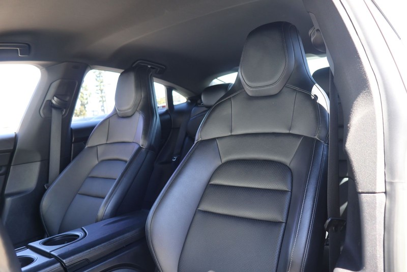 Porsche Taycan Vehicle Full-screen Gallery Image 17