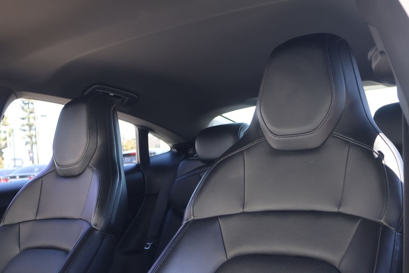 Porsche Taycan Vehicle Full-screen Gallery Image 18