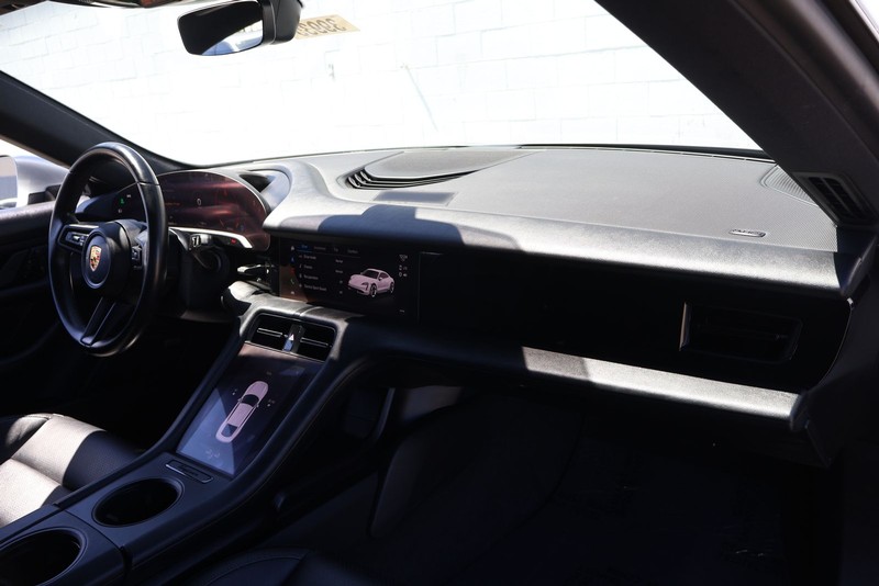 Porsche Taycan Vehicle Full-screen Gallery Image 19