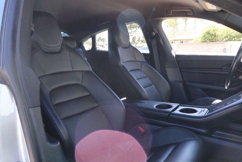 Porsche Taycan Vehicle Full-screen Gallery Image 20