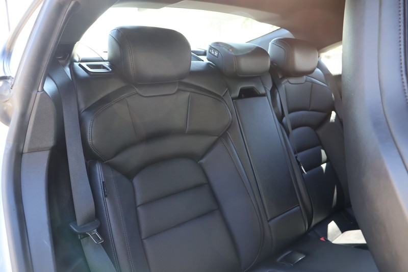 Porsche Taycan Vehicle Full-screen Gallery Image 21