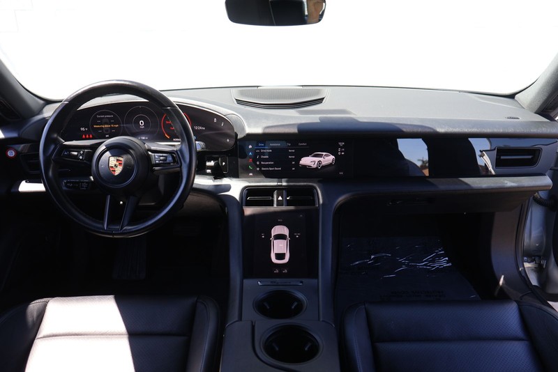Porsche Taycan Vehicle Full-screen Gallery Image 22