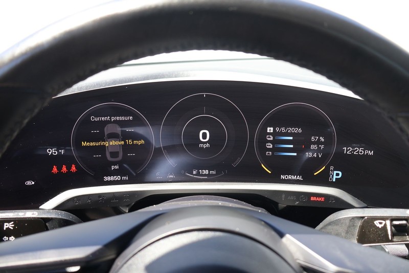 Porsche Taycan Vehicle Full-screen Gallery Image 23