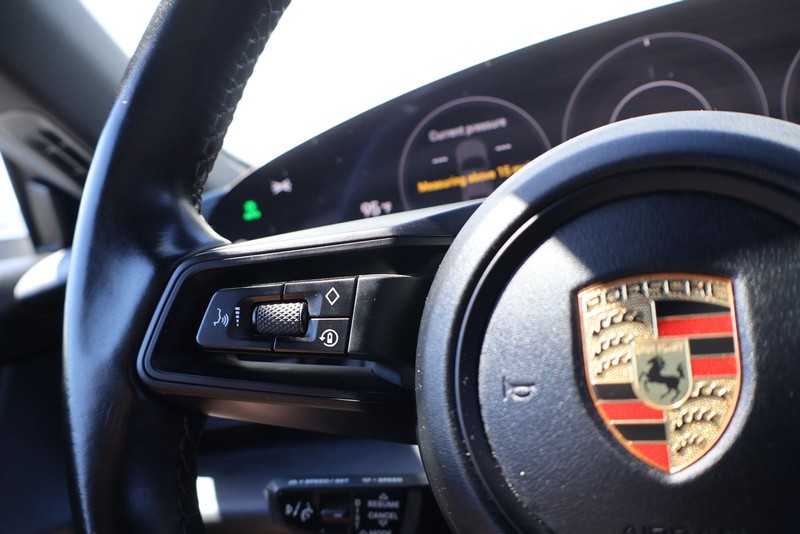 Porsche Taycan Vehicle Full-screen Gallery Image 25