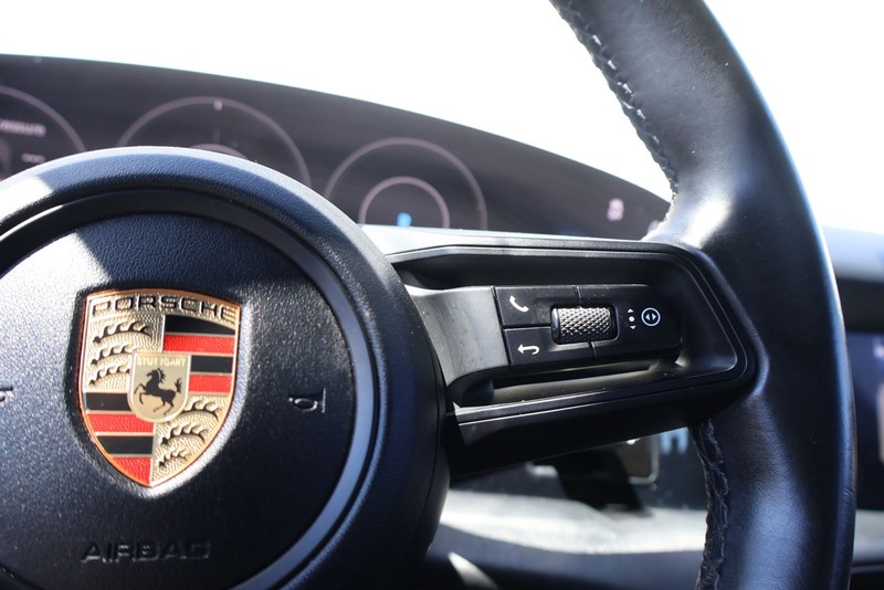 Porsche Taycan Vehicle Full-screen Gallery Image 26