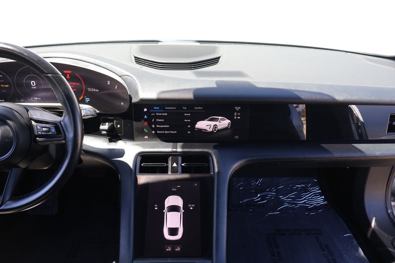 Porsche Taycan Vehicle Full-screen Gallery Image 27