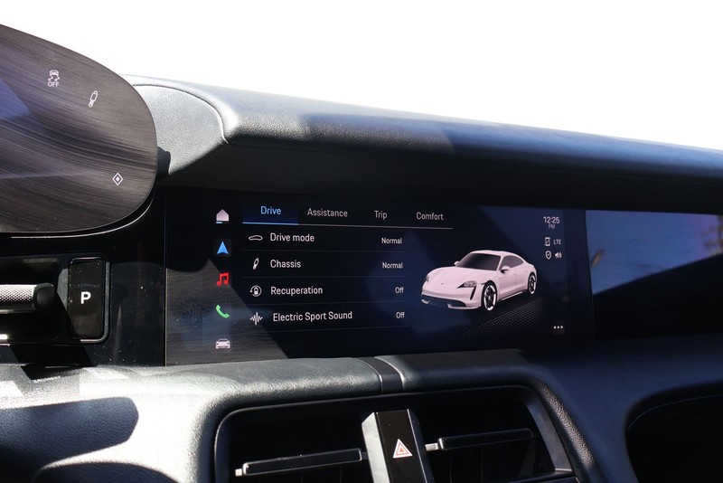 Porsche Taycan Vehicle Full-screen Gallery Image 28