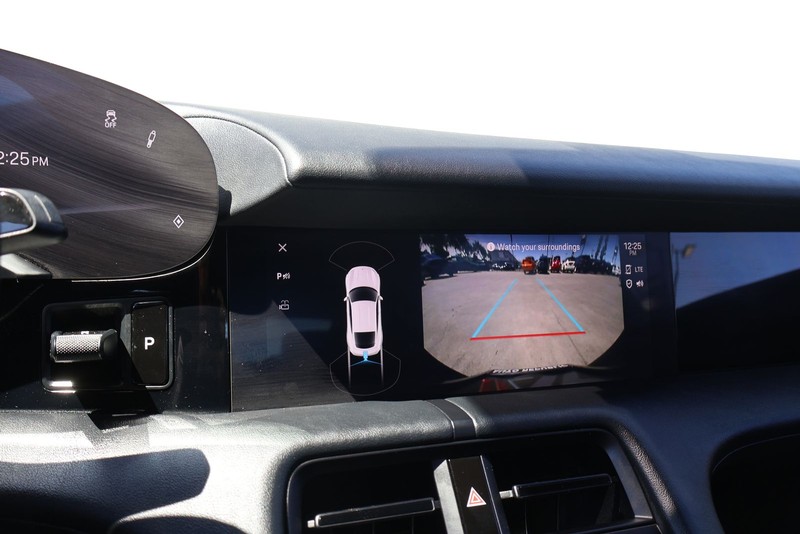 Porsche Taycan Vehicle Full-screen Gallery Image 29