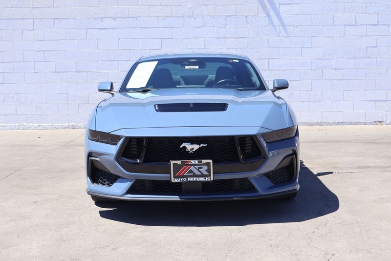 Ford Mustang Vehicle Full-screen Gallery Image 02
