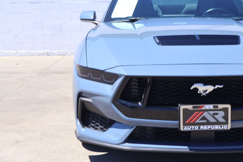 Ford Mustang Vehicle Full-screen Gallery Image 03