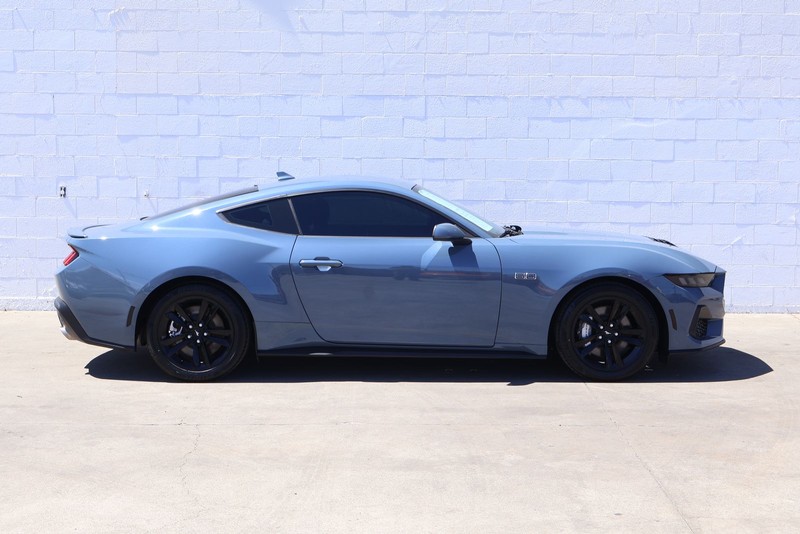 Ford Mustang Vehicle Full-screen Gallery Image 04