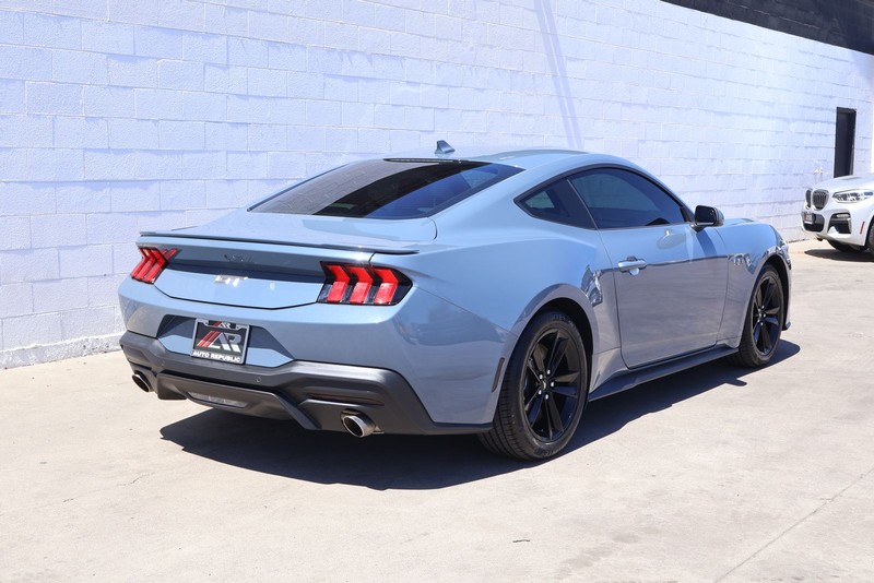 Ford Mustang Vehicle Full-screen Gallery Image 05