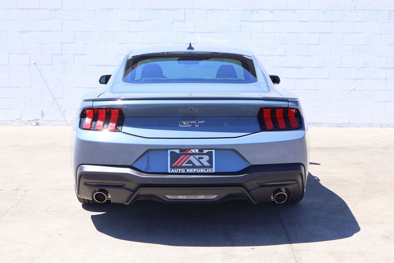 Ford Mustang Vehicle Full-screen Gallery Image 06