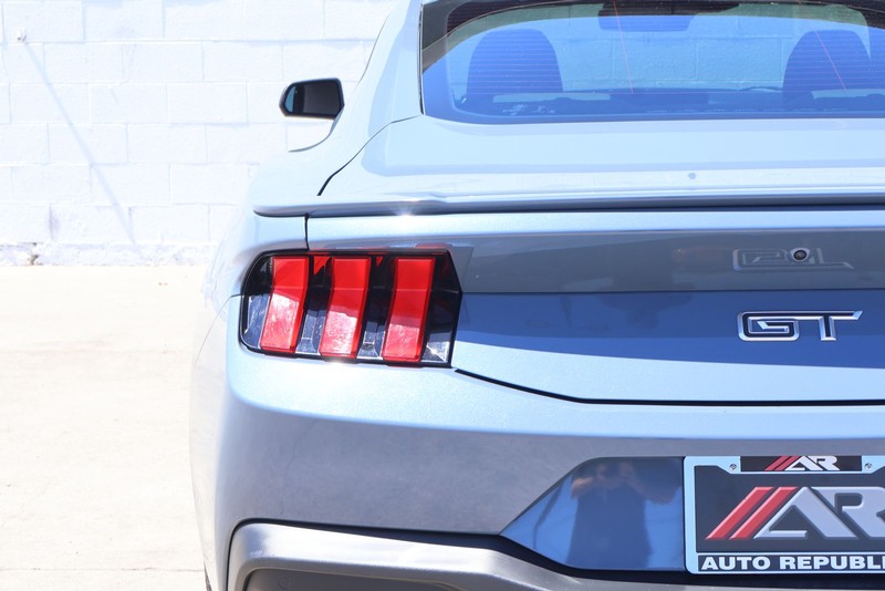 Ford Mustang Vehicle Full-screen Gallery Image 07
