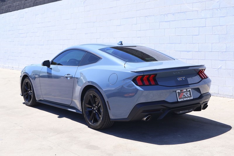 Ford Mustang Vehicle Full-screen Gallery Image 09
