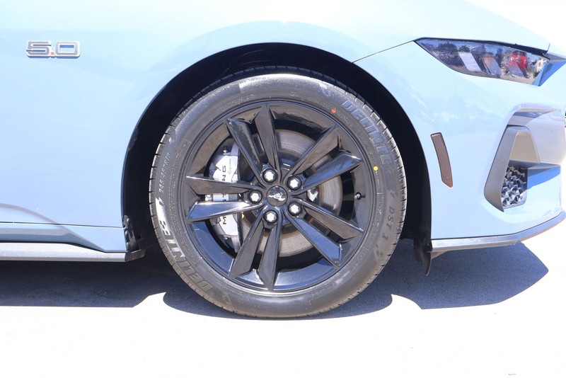 Ford Mustang Vehicle Full-screen Gallery Image 13