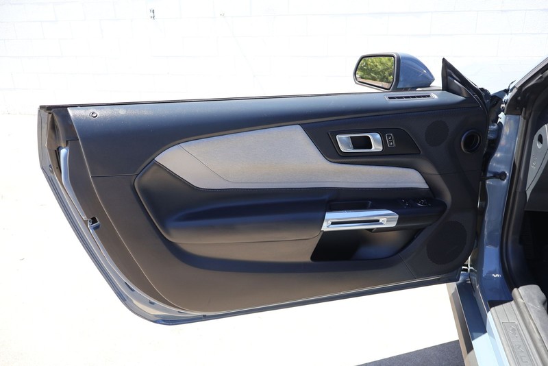 Ford Mustang Vehicle Full-screen Gallery Image 14