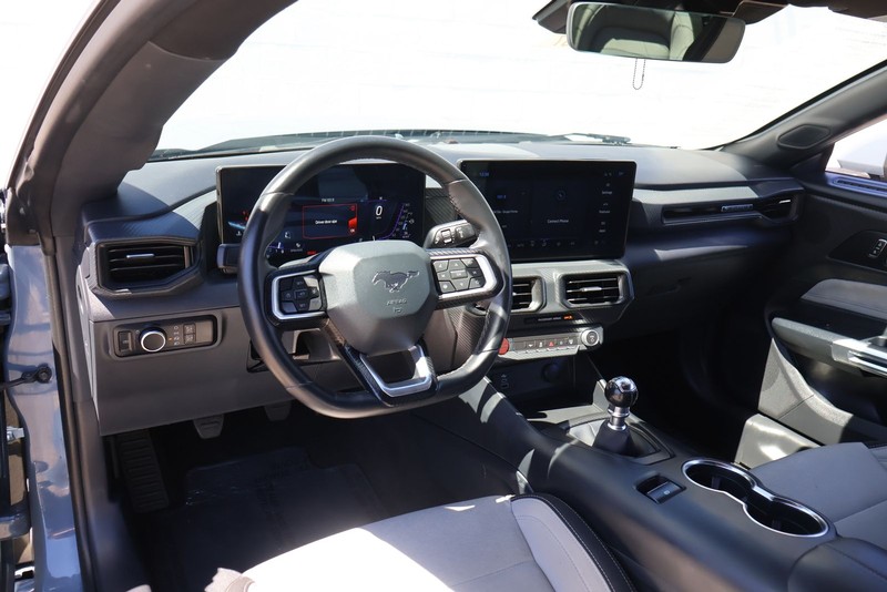 Ford Mustang Vehicle Full-screen Gallery Image 15