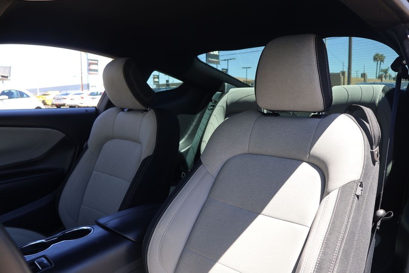 Ford Mustang Vehicle Full-screen Gallery Image 16