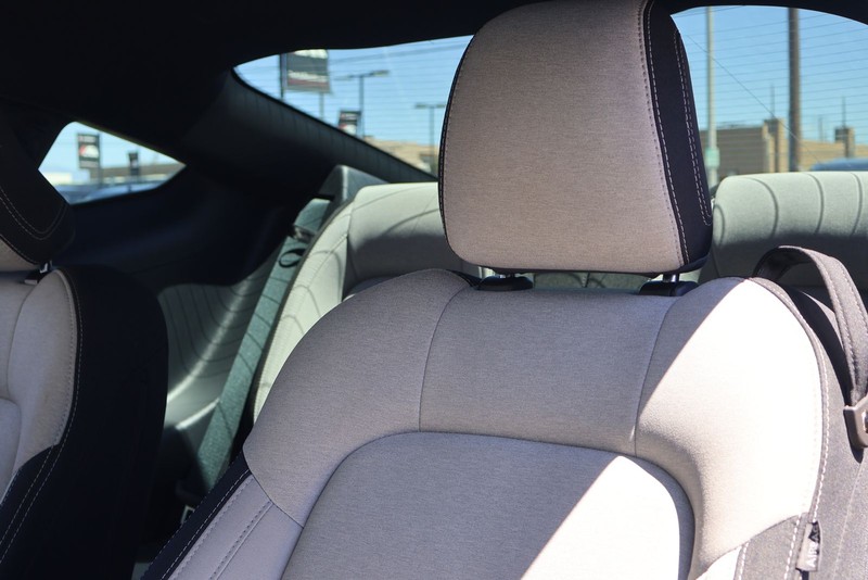 Ford Mustang Vehicle Full-screen Gallery Image 17