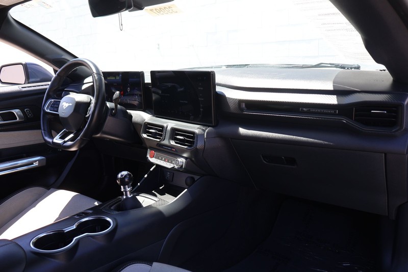 Ford Mustang Vehicle Full-screen Gallery Image 18
