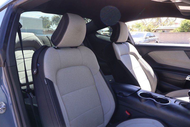Ford Mustang Vehicle Full-screen Gallery Image 19
