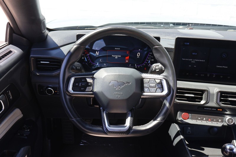 Ford Mustang Vehicle Full-screen Gallery Image 23