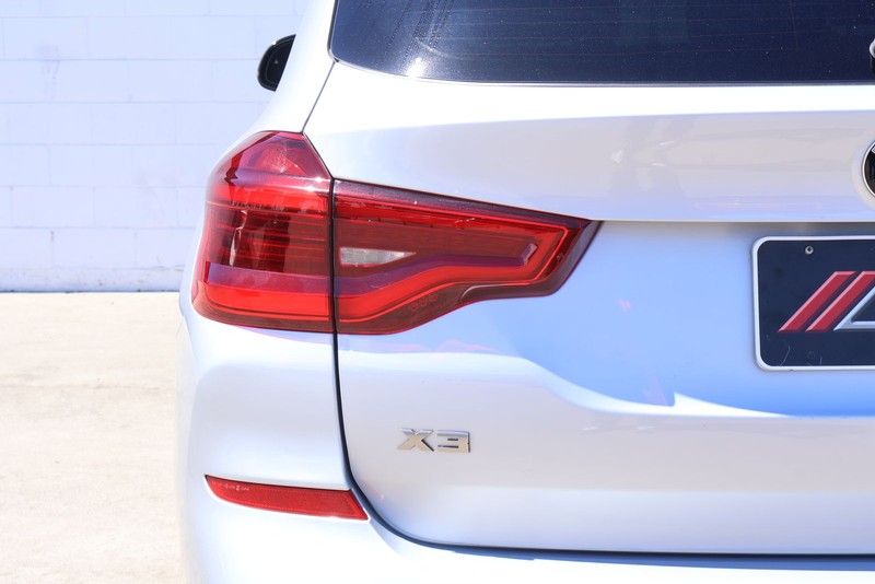 BMW X3 Vehicle Full-screen Gallery Image 08
