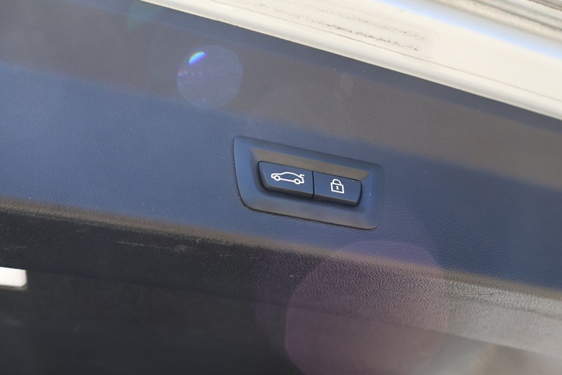 BMW X3 Vehicle Full-screen Gallery Image 10
