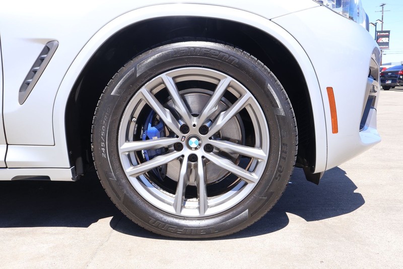 BMW X3 Vehicle Full-screen Gallery Image 14