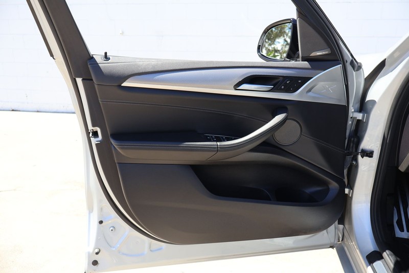 BMW X3 Vehicle Full-screen Gallery Image 15
