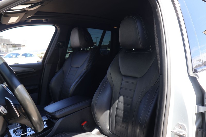 BMW X3 Vehicle Full-screen Gallery Image 17