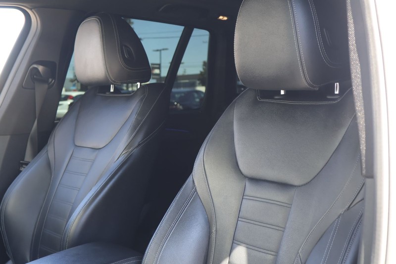 BMW X3 Vehicle Full-screen Gallery Image 18