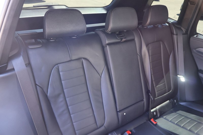 BMW X3 Vehicle Full-screen Gallery Image 21