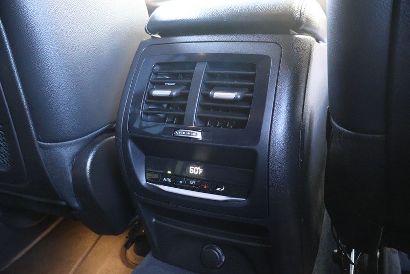 BMW X3 Vehicle Full-screen Gallery Image 22