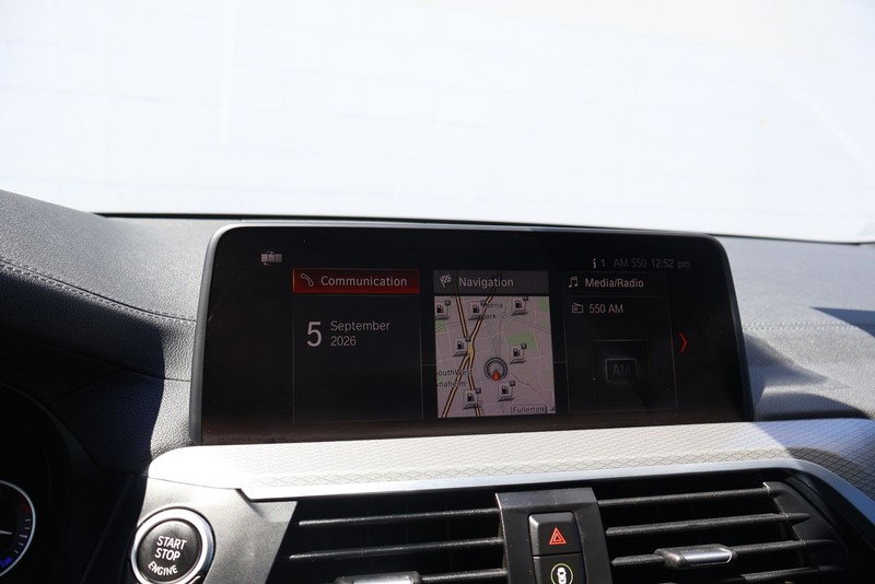 BMW X3 Vehicle Full-screen Gallery Image 30
