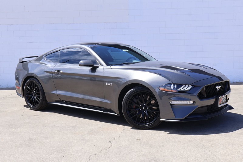 Ford Mustang Vehicle Full-screen Gallery Image 01
