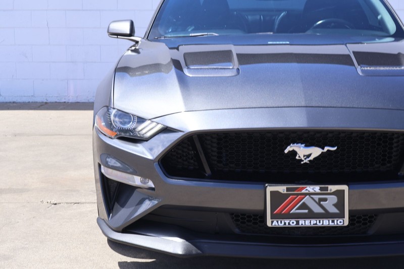 Ford Mustang Vehicle Full-screen Gallery Image 03