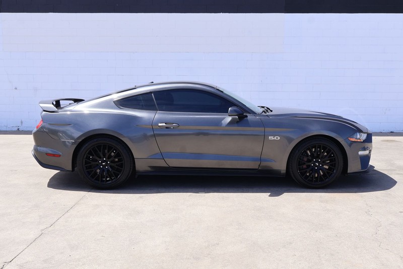 Ford Mustang Vehicle Full-screen Gallery Image 04