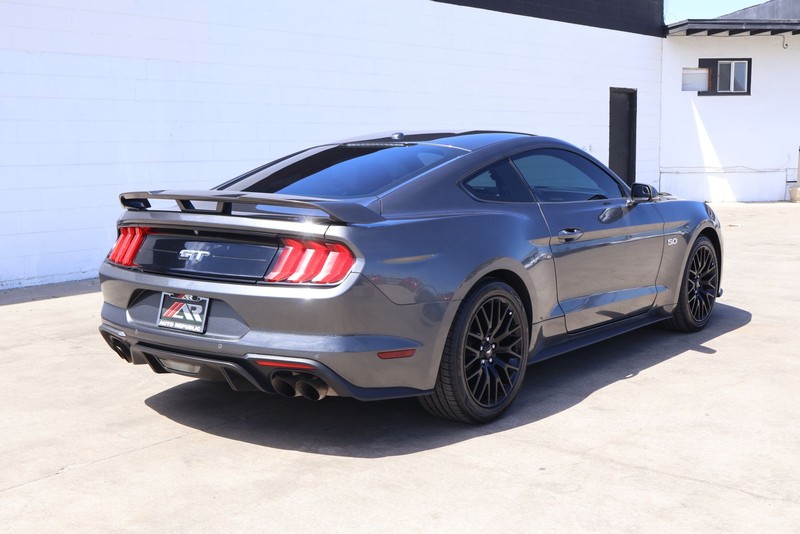 Ford Mustang Vehicle Full-screen Gallery Image 05