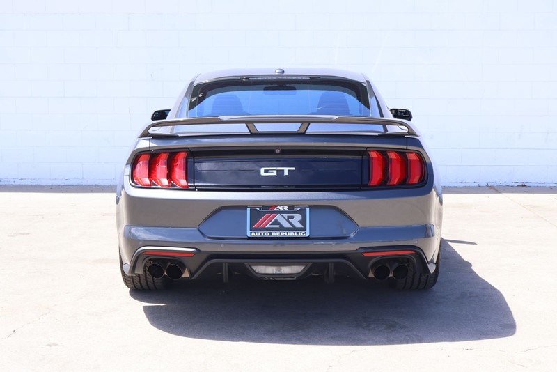 Ford Mustang Vehicle Full-screen Gallery Image 06