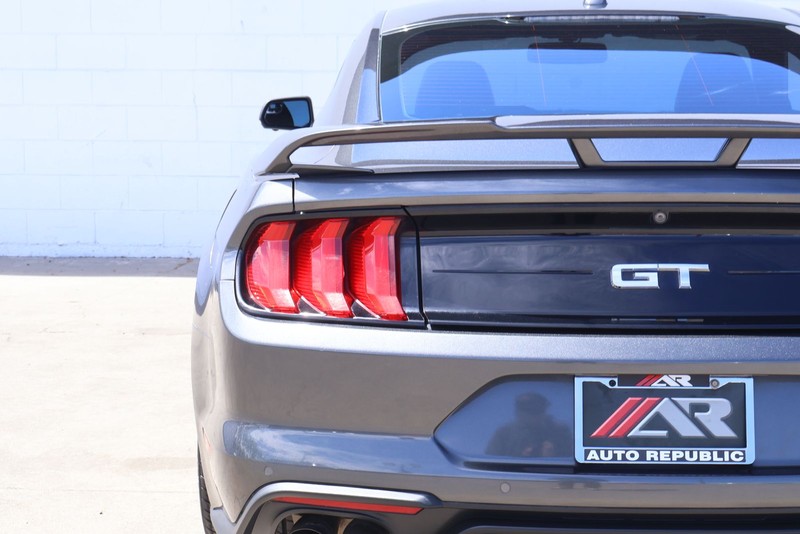 Ford Mustang Vehicle Full-screen Gallery Image 07