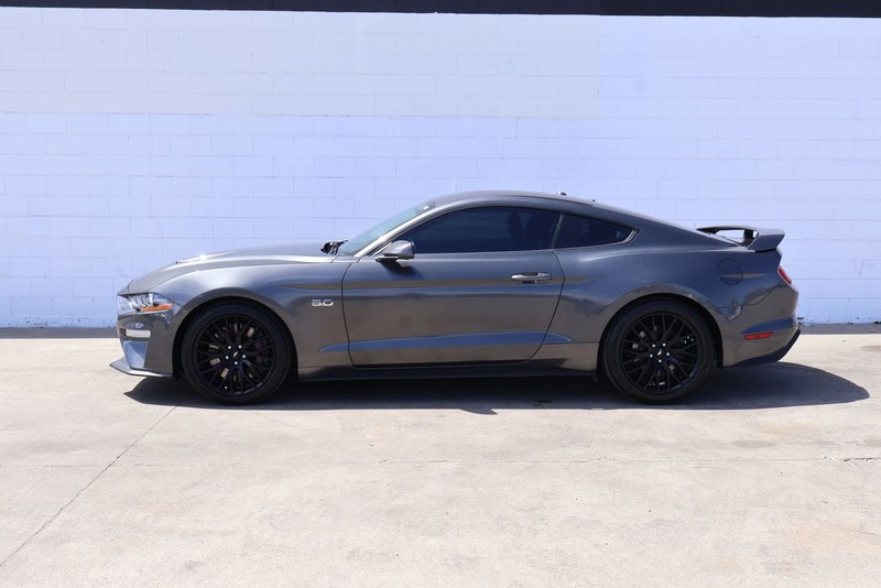 Ford Mustang Vehicle Full-screen Gallery Image 10