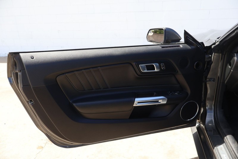 Ford Mustang Vehicle Full-screen Gallery Image 14