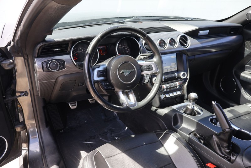 Ford Mustang Vehicle Full-screen Gallery Image 15