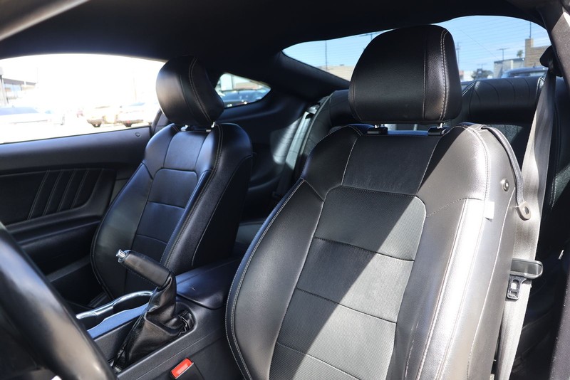 Ford Mustang Vehicle Full-screen Gallery Image 16